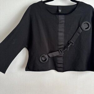 H-4 BRAND BUCKLE DETAIL LONG SLEEVE TOP.